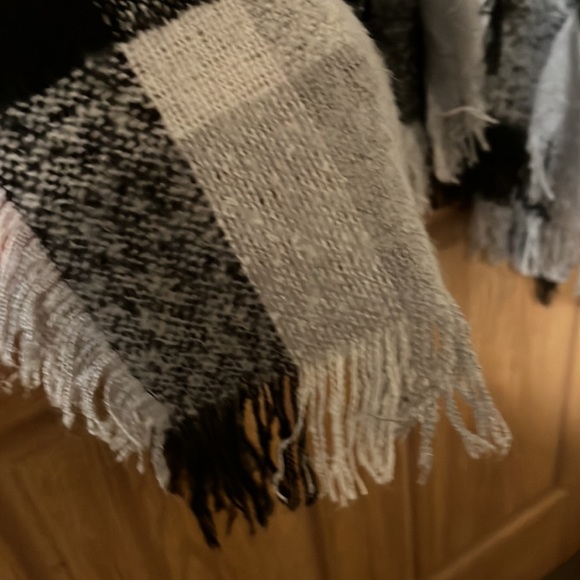 Gray, White, and Black plaid blanket shall, one-size - Picture 4 of 5